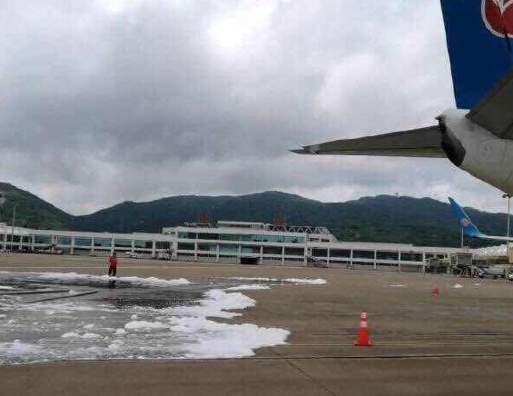 烏龍！長安航空首航飛機珠海機場“過水門” 消防車誤噴泡沫致飛機停飛